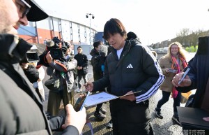 前辈来了，中村俊辅友谊赛前探访日本队训练受全队热烈欢迎
