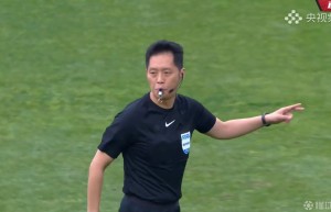 北青：国际级裁判王迪执法U19国青，有助于发现问题适应尺度