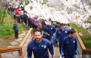 武汉三镇主帅莫拉和家人游览东湖，支持邓卓翔参加鄂超联赛